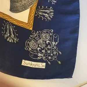 Foulard Vintage SUN KYUNG SA En Soie 100% - Motif Géométrique Astrologie, Multicolore, Fabriqué En France, Bon état